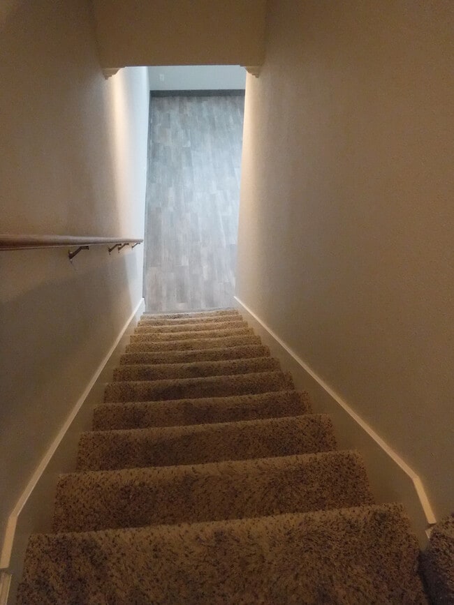 Building Photo - Great 4 Bedroom Condo With Upgrades! Highland Park Subdivision