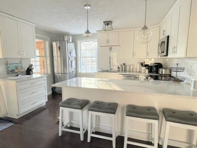 Building Photo - **WINTER RENTAL** Ready For Move In!