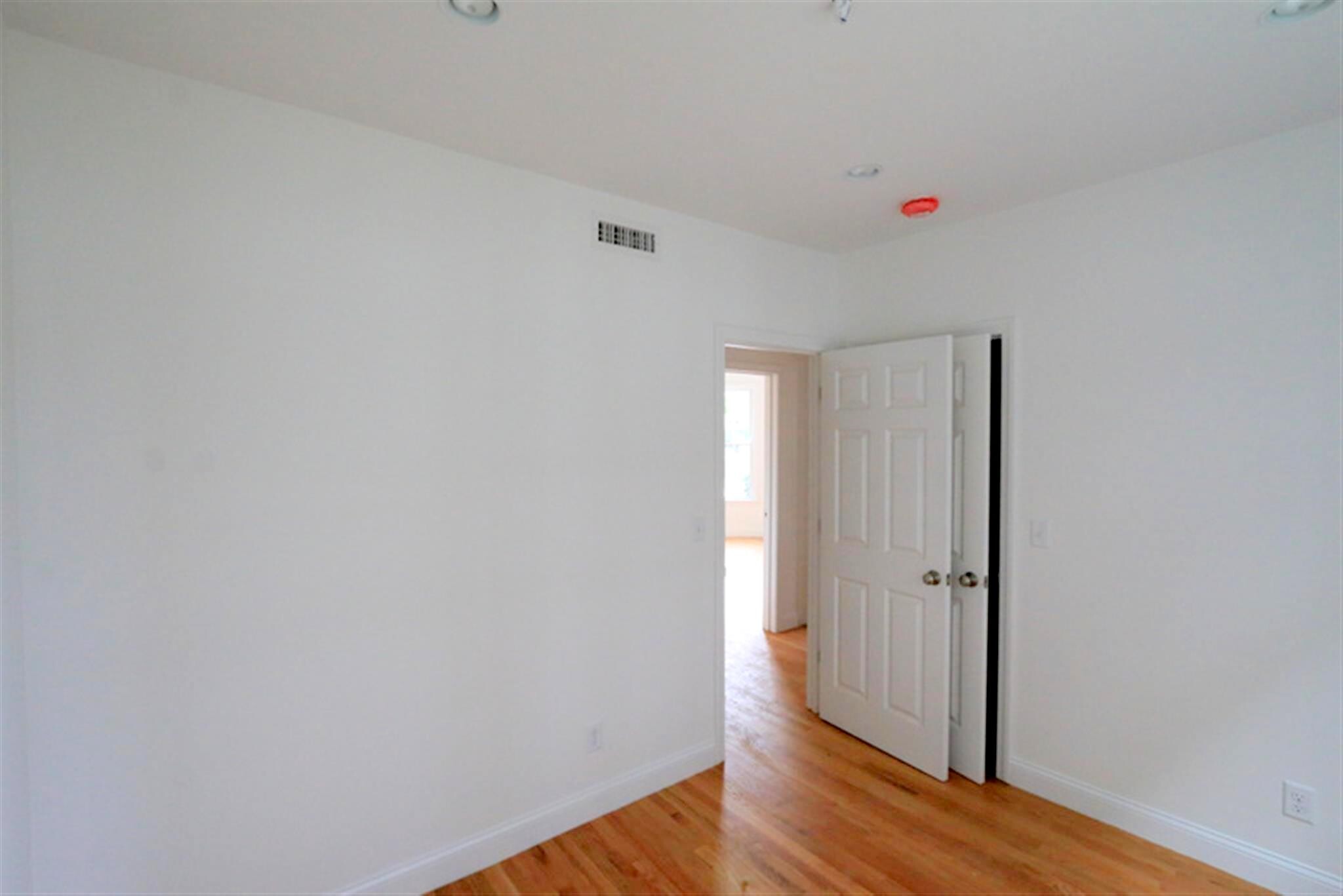 Building Photo - 25 Lewis St