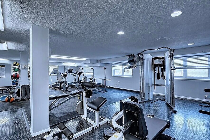 Workout Room - 893 Farmington Ave