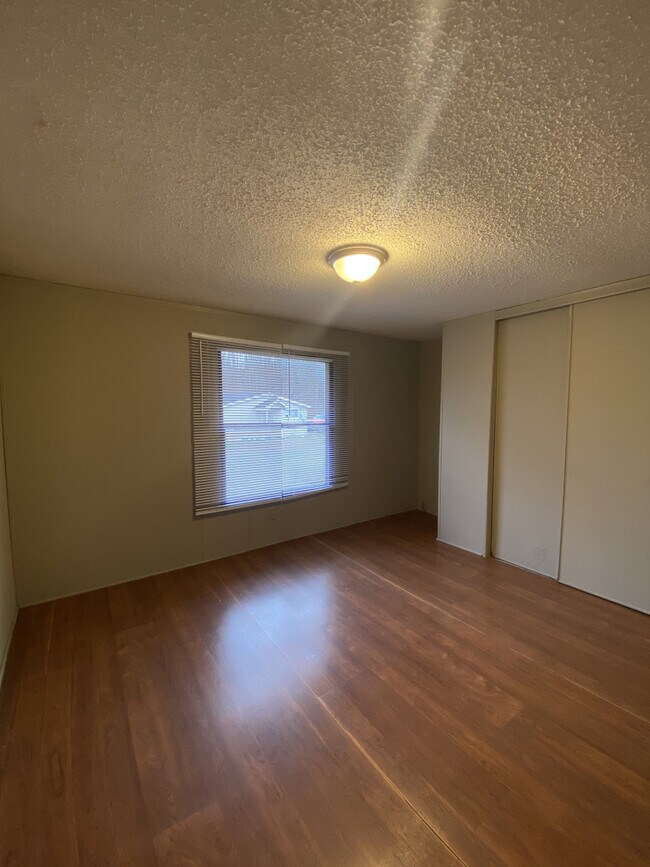 Building Photo - Mill Creek Properties