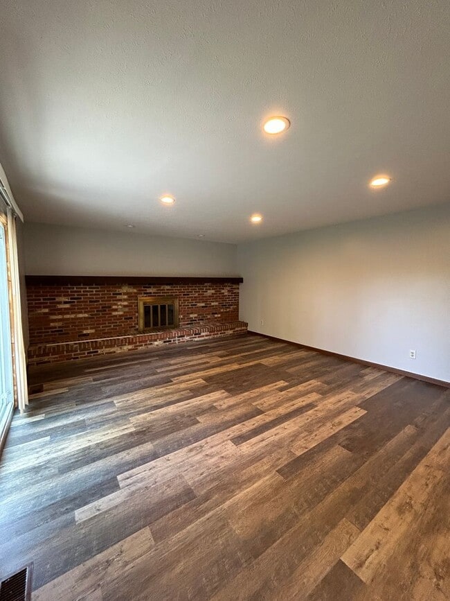 Building Photo - 8659 Groveside Dr
