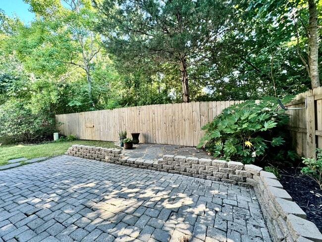 Building Photo - Available 08-08-25 in Cedar Crossing! A Pe...