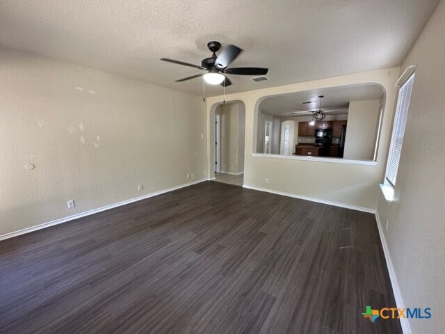 Building Photo - 221 Roadrunner Ave