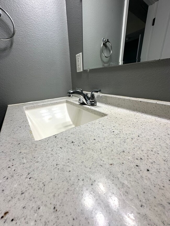 Building Photo - Comfortable 3 Bed Duplex in Convenient Ozark Location