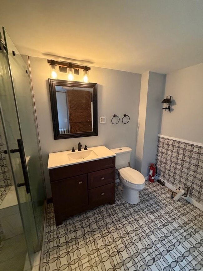 Building Photo - 5 Bedroom House