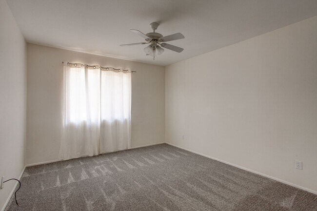 Building Photo - Beautiful 5 Bedroom Home (1 Downstairs) with VIEWS