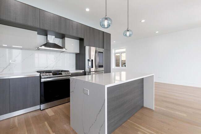 Building Photo - 7729 N Eastlake Terrace