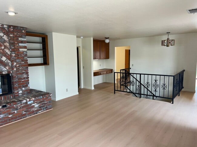 Building Photo - Grand Ave Barakat