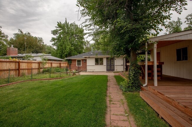 Building Photo - Charming 3 bedroom/2 bathroom Single Family Home!