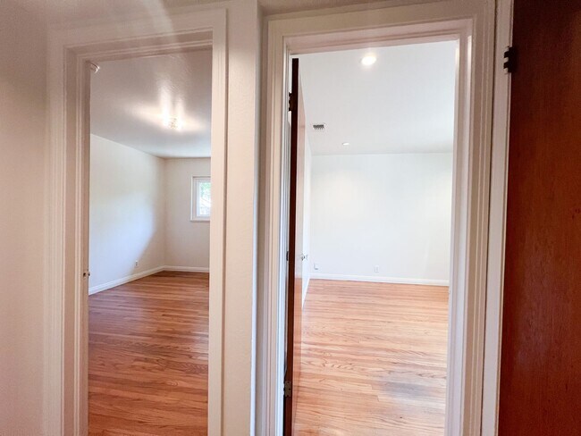 Building Photo - Tahoe Park Gem in Great Location!