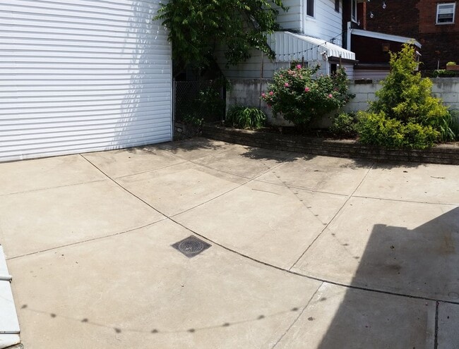 Building Photo - Southside Flats Recently Renovated 3 bedro...