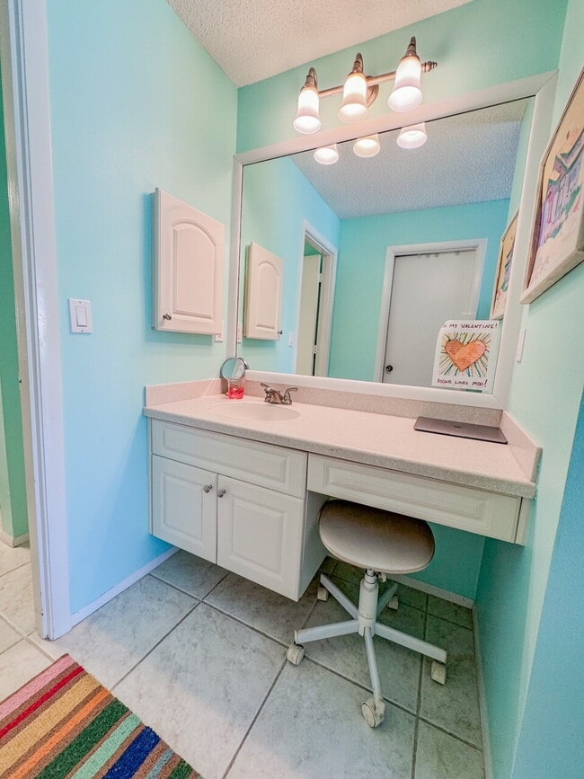 Building Photo - Gorgeous pool and spa home in central Sarasota