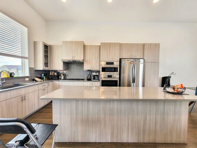 Building Photo - Spacious & Modern 3BR 2.5/BA Home with Lar...