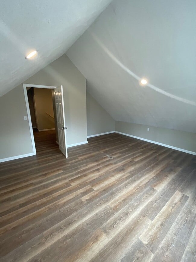 Building Photo - Spacious Beautiful 3 bed 1.5 bath Single F...