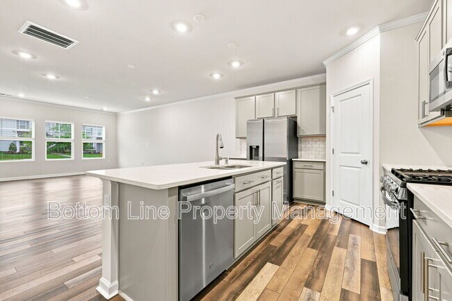 Building Photo - 2312 Kasota Ln