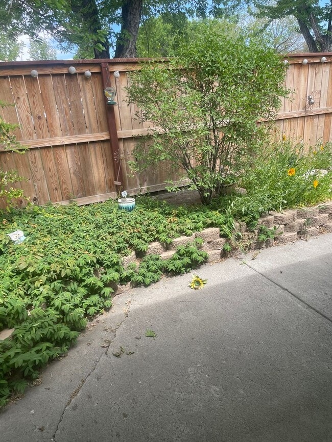 Building Photo - Cute 2 Bedroom Condo in Great Sparks location