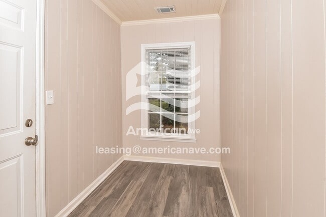 Building Photo - 2117 Roosevelt Dr