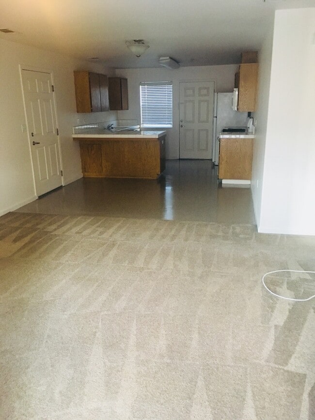 Building Photo - Spacious Apartment!!!