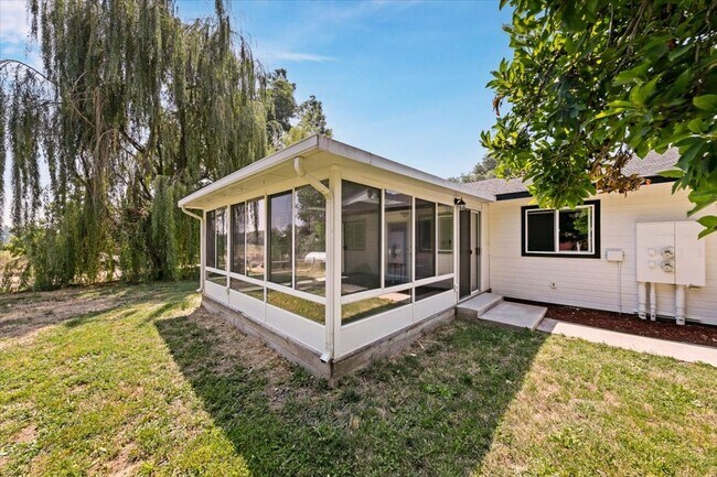 Building Photo - Spacious Middleton Home, Utilities & Lawn Care Included