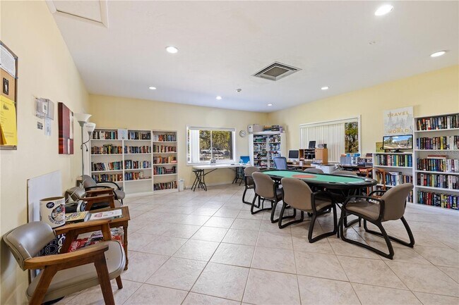 Building Photo - 1540 Glen Oaks Dr E