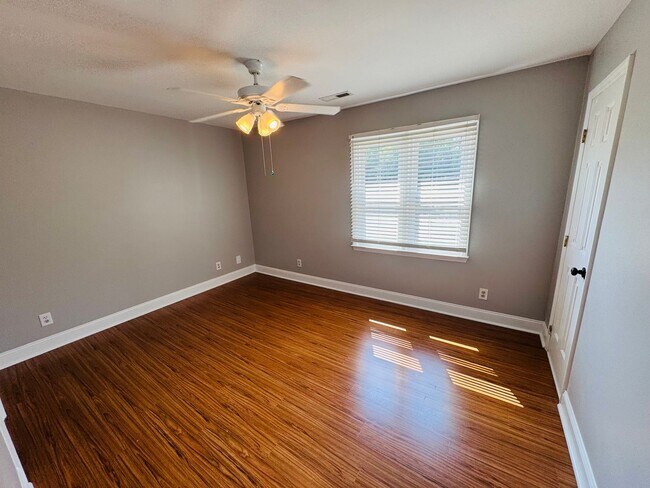 Building Photo - 5612 Darrow Dr