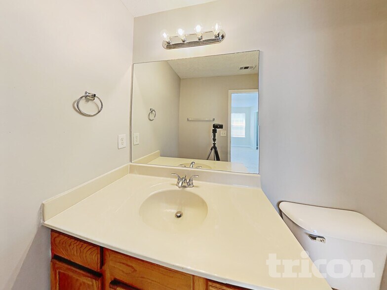 Building Photo - 220 Osmanthus Way