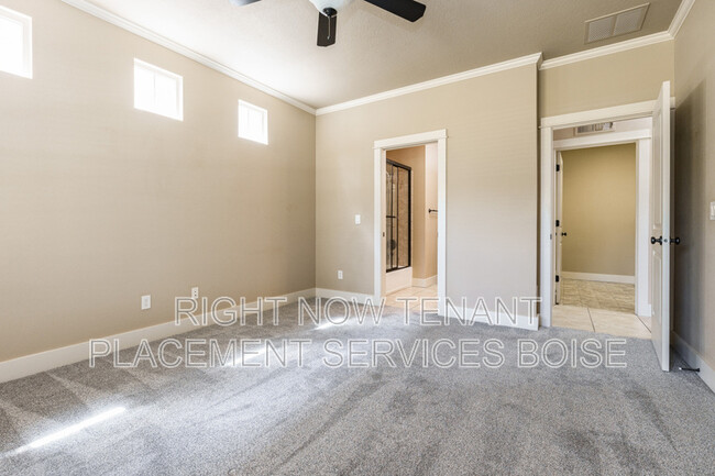 Building Photo - 994 E Winding Creek Dr