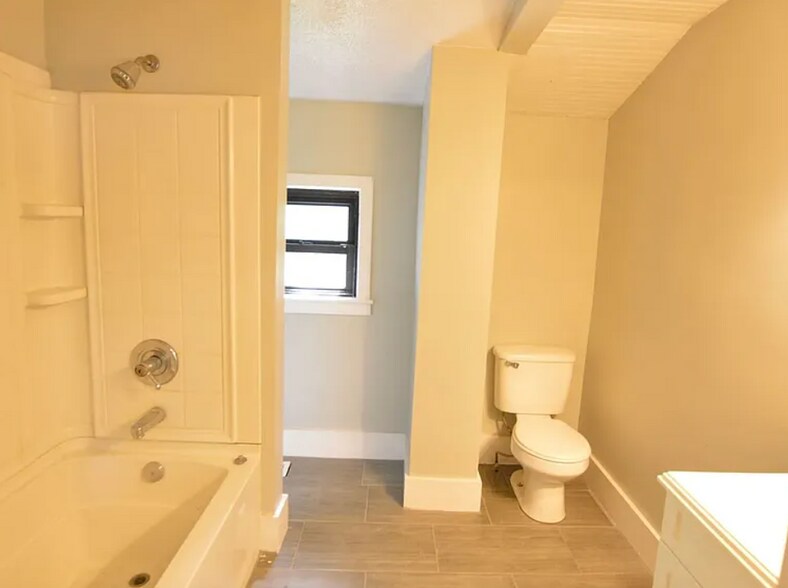 Building Photo - 4049 Byram Ave