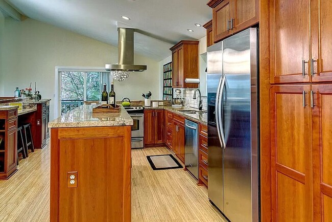 Building Photo - Stunning Sound & Olympic Mountain View Home in North Admiral