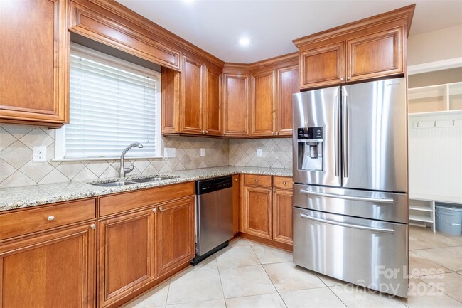 Building Photo - 6618 Castlegate Dr