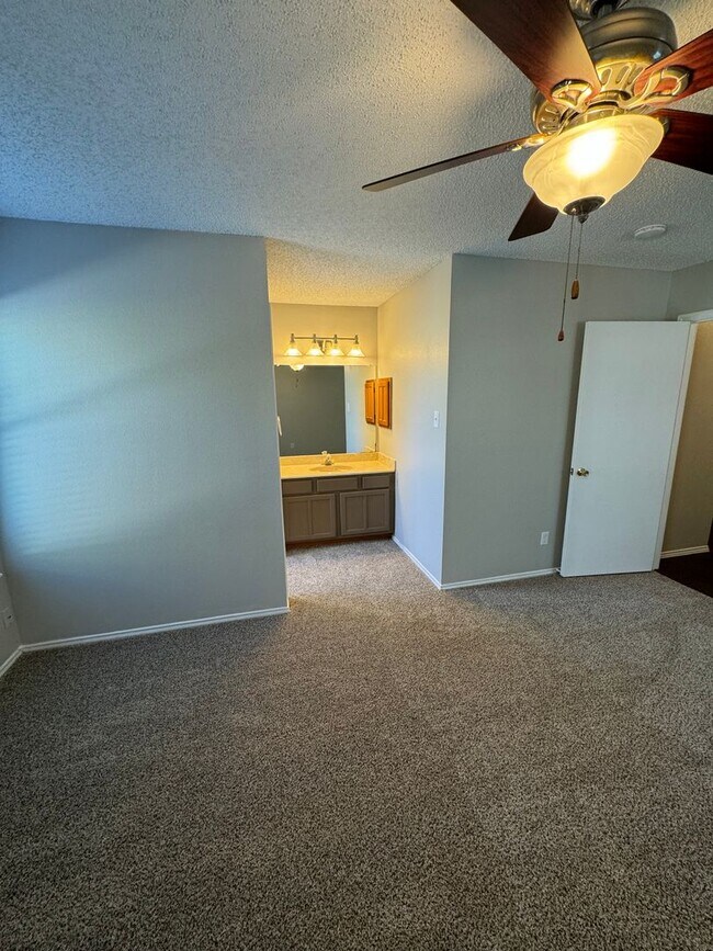 Building Photo - NICE 3 BEDROOM HOME WALKING DISTANCE TO THE NORTHERN HILLS GOLF COURSE!  FIREPLACE IN LIVING*STOV...