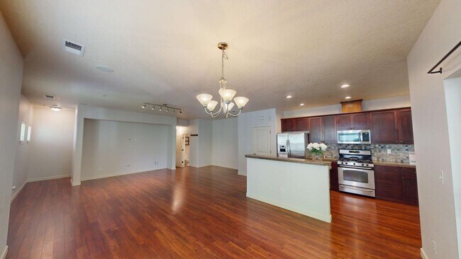 Building Photo - Short Term Lease Available / Beautiful Townhouse in Beaverton by Max Station!