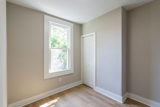 Building Photo - Newly Rehabbed beauty