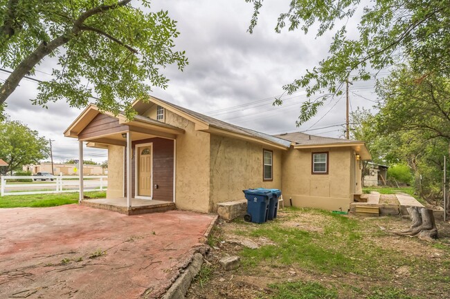 Building Photo - FOR LEASE 2/1  CORNER HOME