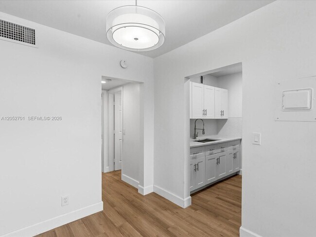 Building Photo - 230 SW 11th Ave