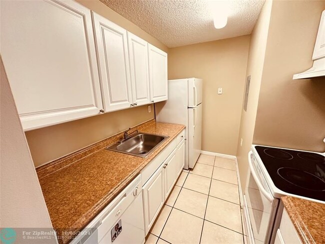 Building Photo - 1162 Lake Terry Dr