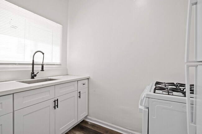 Primary Photo - 1318 S Pacific Ave