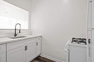 Building Photo - 1318 S Pacific Ave