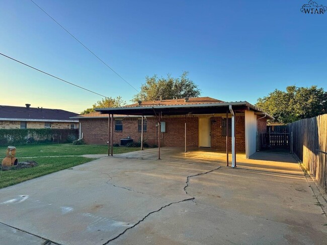 Building Photo - 4130 Lavell Ave