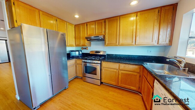 Building Photo - 2 + 2.5 Beautiful Upper Unit Condo in Prim...