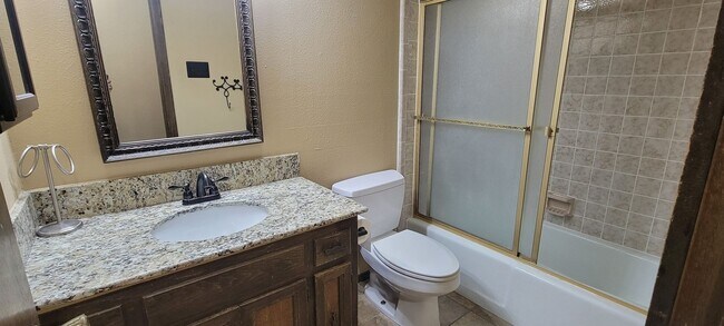 Building Photo - LARGE 3 BEDROOM HOME IN NORTHEAST CLOVIS
