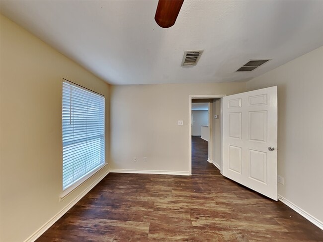 Building Photo - 2219 Shady Pine Dr