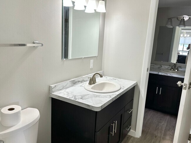 Building Photo - 2 Bedroom Downtown Condo - Available May 1st