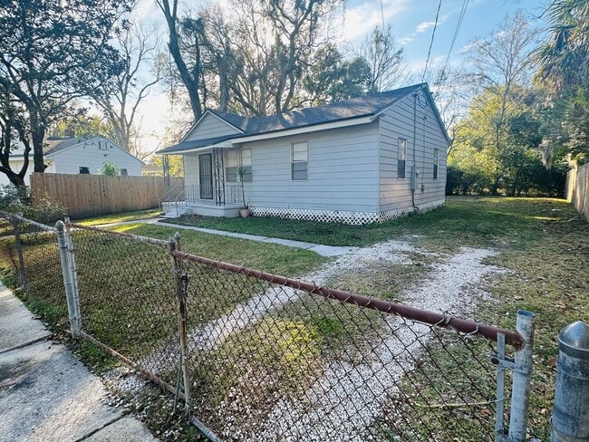 Building Photo - **Move in ready 3/1 Single Family home 32254