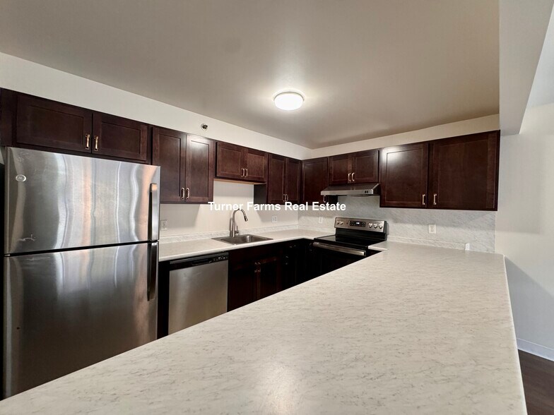 Building Photo - 693 Parker St