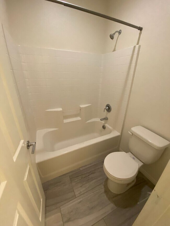 Building Photo - Beautiful 4 bed/3 home located in Henderson.