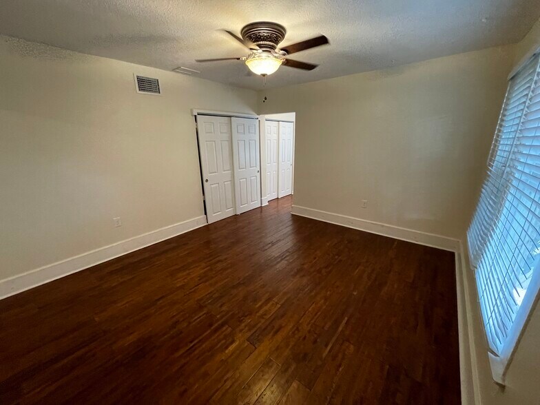 Building Photo - 1032 Granville Ct N