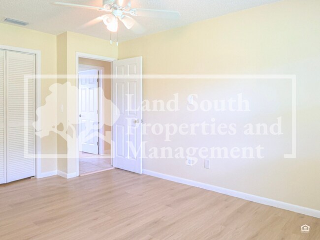 Building Photo - 631 Queens Loop N