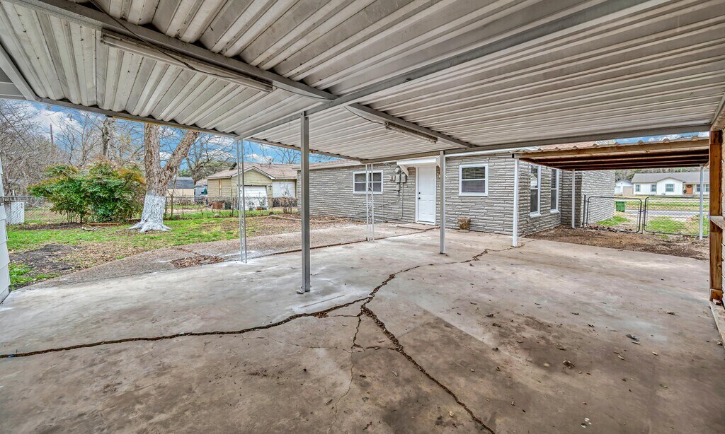 Building Photo - 3225 Edmond Ave